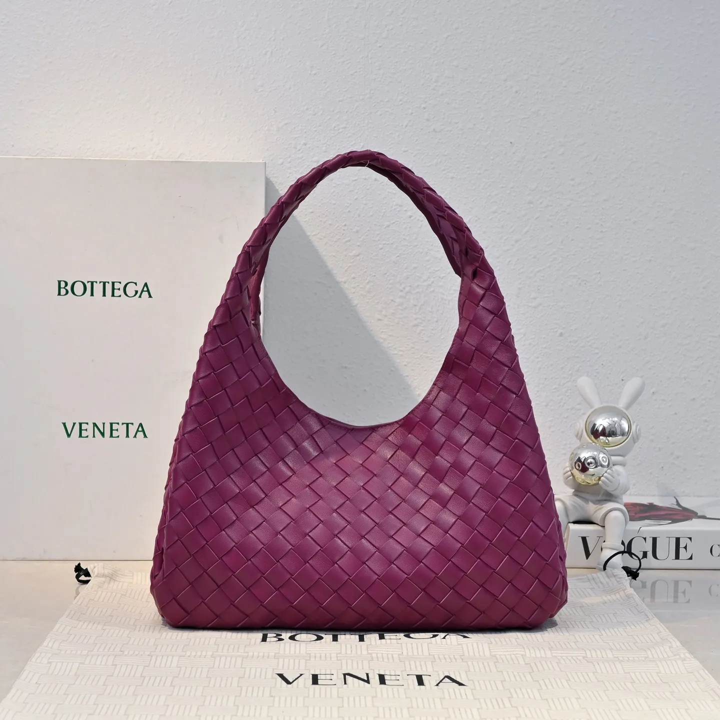 Batch 2160 new products are coming! BOTTEGA VENETA Bottega Veneta's 2025 new Campana shoulder bag is on the market~ First of all, I would like to praise the weight of this bag. As a not too small bag, it is very light for daily use. For people like me who need to carry a lot of belongings when going out, this advantage is great, and it greatly reduces the burden of traveling. 🛍️The shape is a bit like a combination of parachute and jodie. The blunt triangle shape is cute and honest. Carrying it on your back when going shopping is a good mood accelerator. The handles and body of the bag are both classic weaves. A tie is added to the original open design. If it is not tied up, the bag will look like a small vegetable basket when carried. Style number: 4249 Size: 33*20*16.5cm